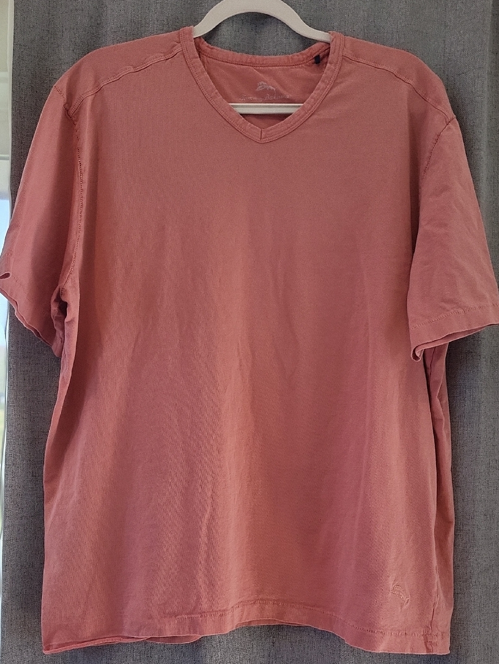 Tommy Bahama Men's V-Neck Tee in Dusty Rose